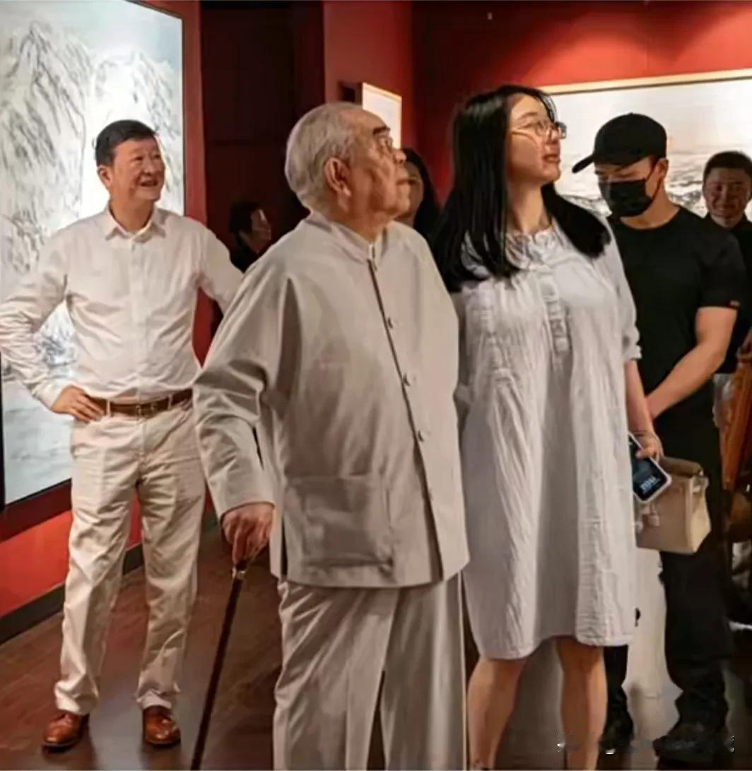 徐萌陪伴范曾在法国看画展，自破卷走20亿谣言，17日，范曾继子爆出徐萌陪伴范曾在