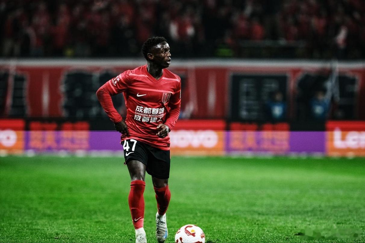 大多数球迷都觉得，应该把玻璃人卡隆换掉，最多就是一年的薪水打了水漂，他的薪水不高