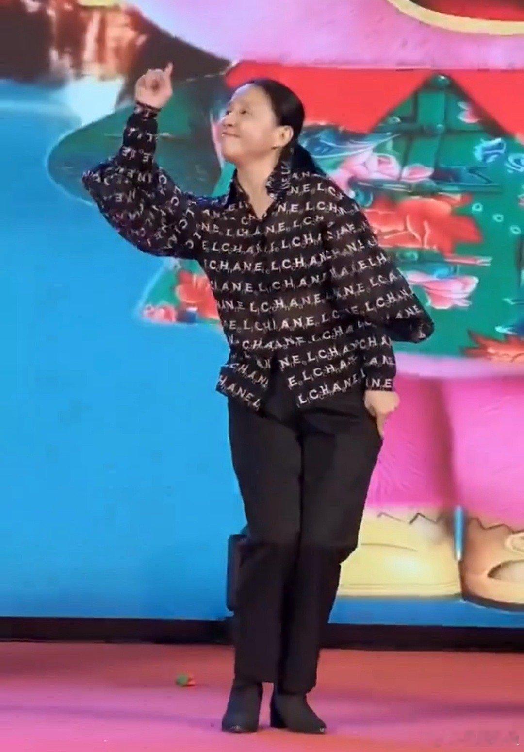 你敢信龙丹妮穿的竟然是香奈儿。。还没我外婆穿的洋气我说实话