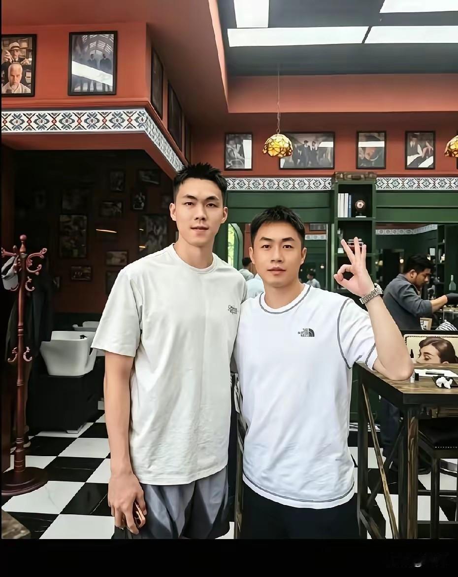 没想到庞峥麟刚从亚运会打完比赛，就赶回广西陪家人过中秋节，看得出来他是个很会顾家