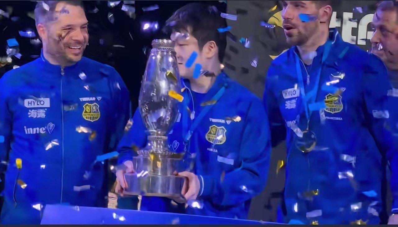 弗朗西斯卡说冠军有樊振东很大功劳弗朗西斯卡真好，把奖杯递给樊振东。萨尔布吕肯获得