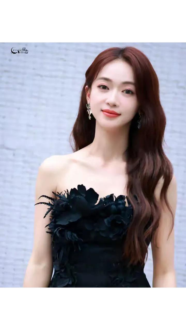 《春花焰》中的“癫狂”演绎：吴谨言与刘学义的演技碰撞

在《春花焰》这部剧中，吴