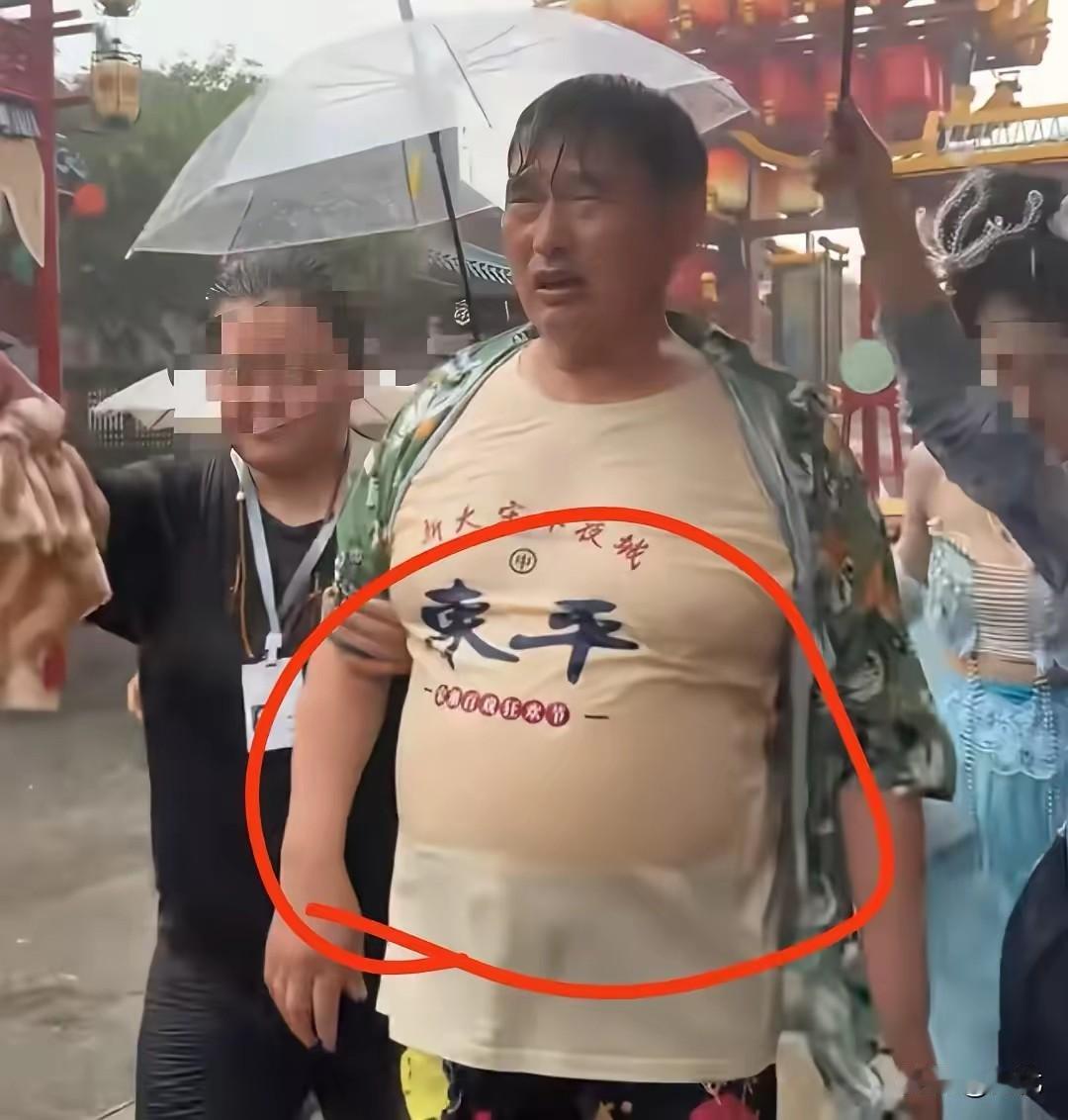 大衣哥快成“大肚哥”了，健康该上上心了😂
 
一直对大衣哥朱之文印象挺好，
出