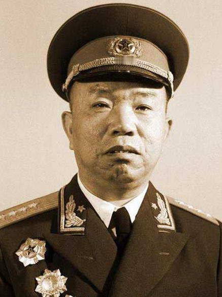 1968年，食堂里排队的王树声大将发现了不寻常的一幕：一名小战士手持多个饭盒插队