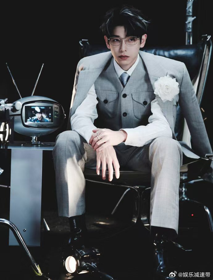 这还是我认识的彭昱畅吗 天啦噜！彭昱畅新造型绝了，浅灰西装加白玫瑰，金丝眼镜一戴