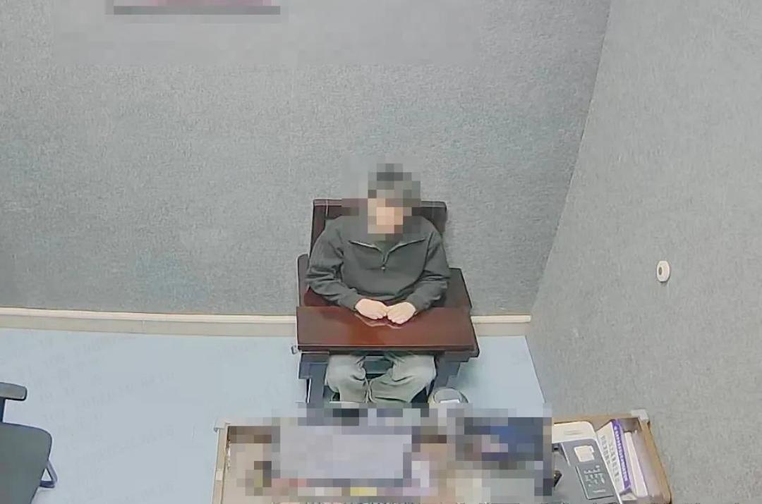 高空泼水淋人！杭州男子从13楼倒刷锅水，新法实施后首遭行政处罚
 
杭州萧山一男