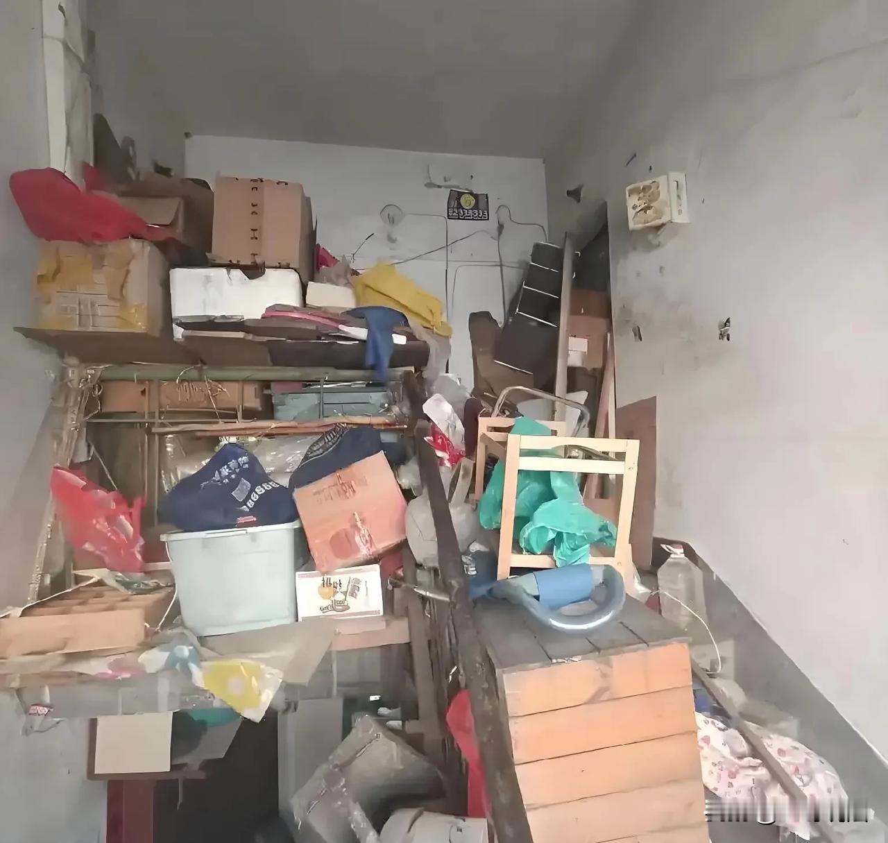 新疆伊宁，一男子看对门家房子空置，他撬开门锁，把自己家破烂全搬进去，房子不是他花