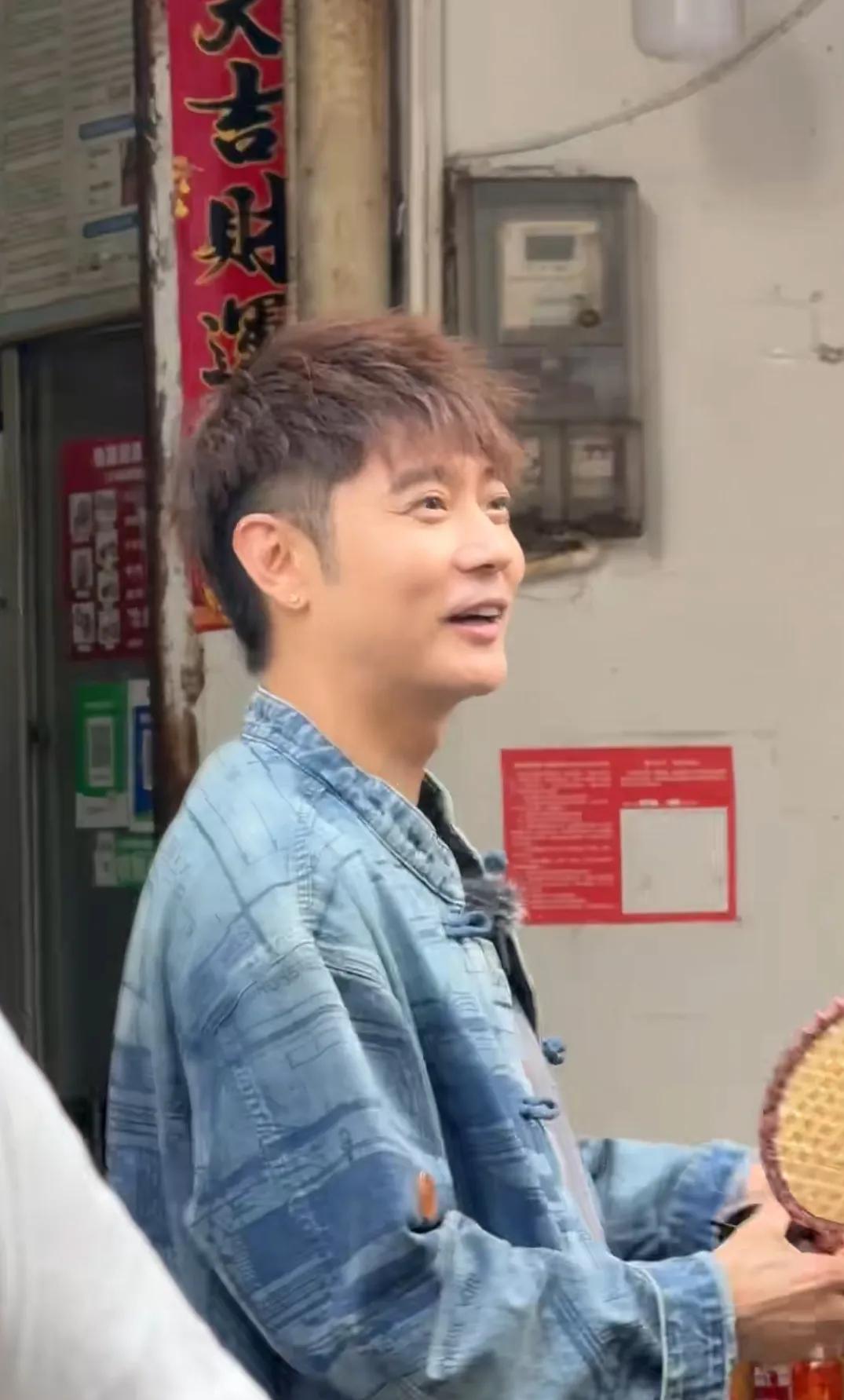在海口骑楼老街偶遇张丹峰在拍摄vlog，感觉张丹峰本人挺有喜感的，长得也挺帅的，
