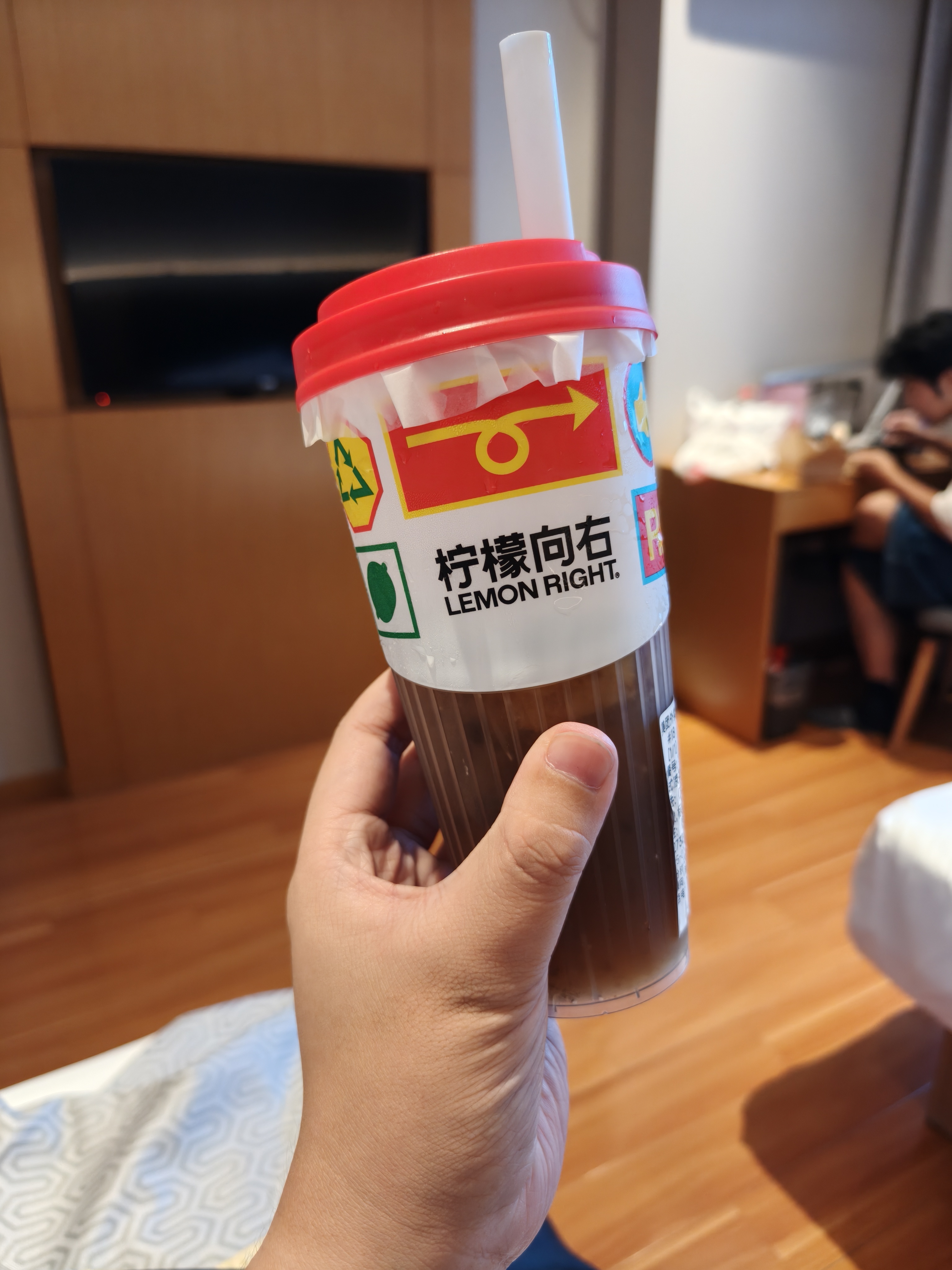 来上海，那当然要喝上海的本土奶茶了[奶牛猫]广东人没研究出来的"广东凉茶柠檬茶"