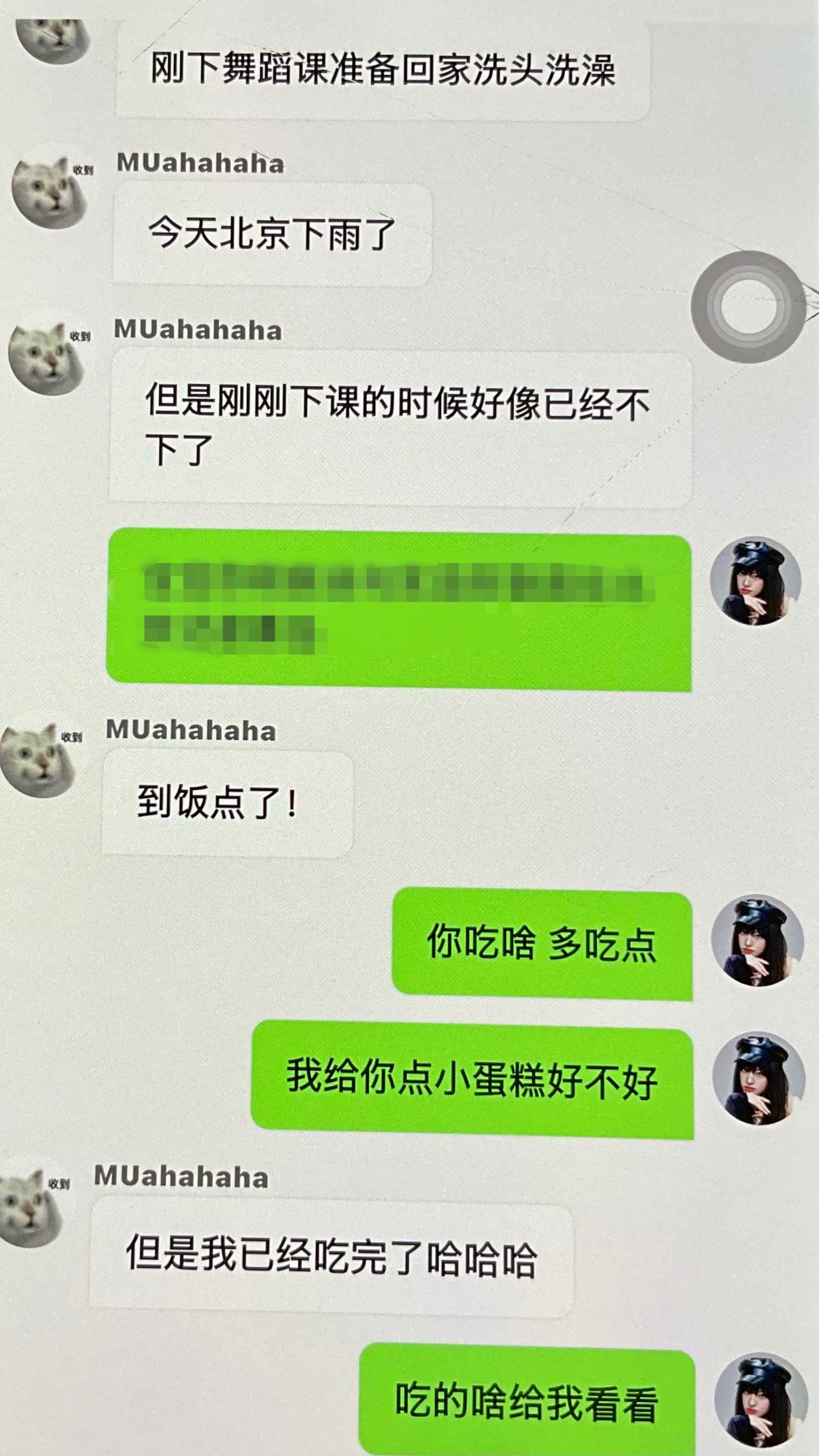 猫无限黏人中，就和去年年底他刚恢复分享欲一样正在捏着手机想起什么就和粉丝分享什么