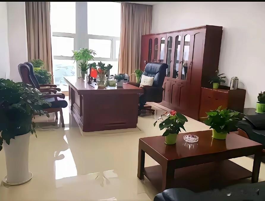 在湘潭，这是什么级别的办公室？
最近去湘潭拜访一位很久没见的朋友，我提着一条烟，