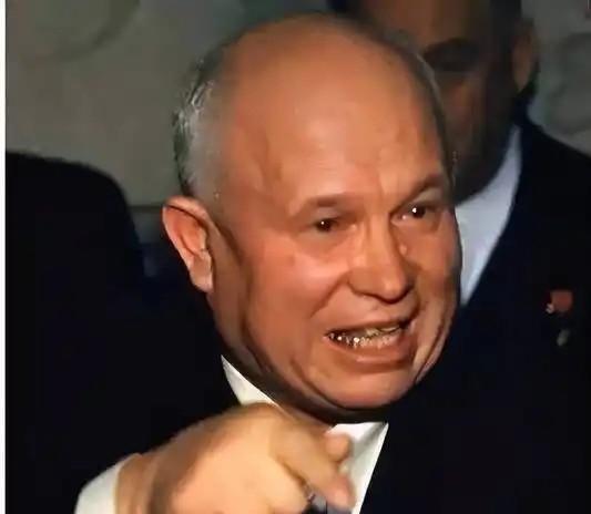 1943年， 赫鲁晓夫 的儿子被判处死刑，他为救儿子，放下身段两次向斯大林苦苦哀