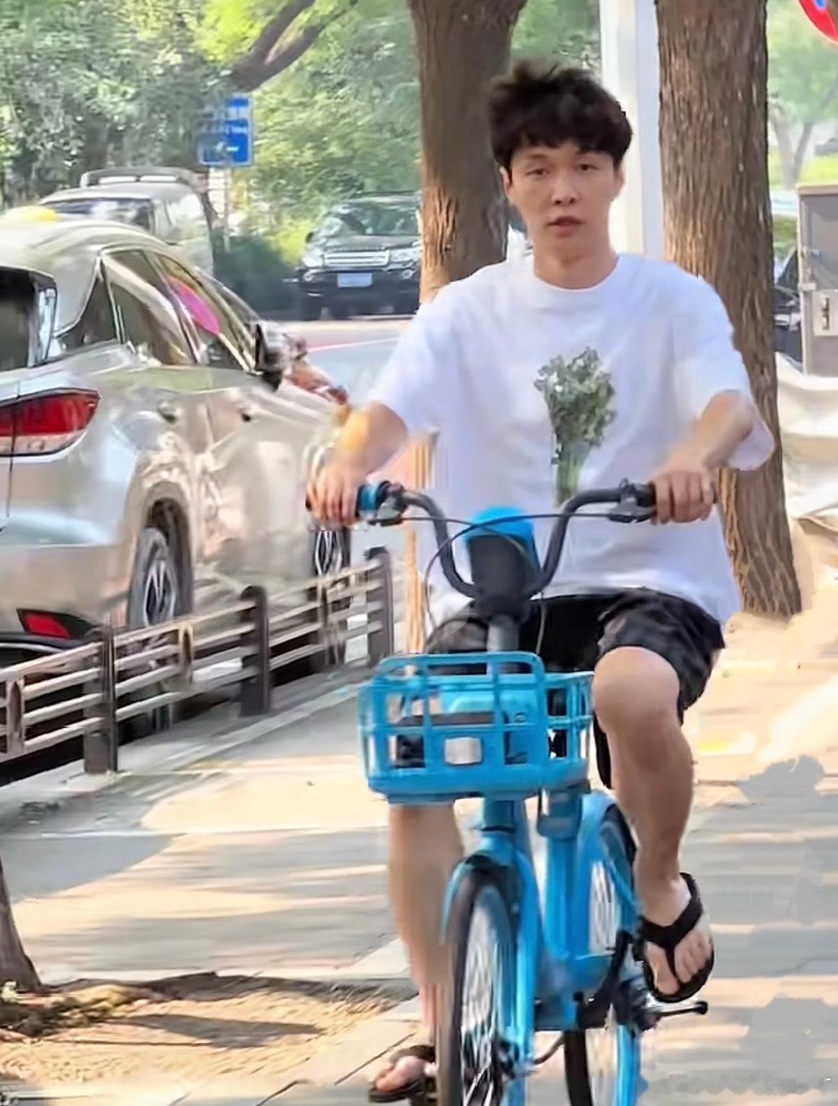 张艺兴骑共享单车也要扫码吗和张艺兴骑同款车北京街头捕捉到张艺兴骑共享单车，拍戏间