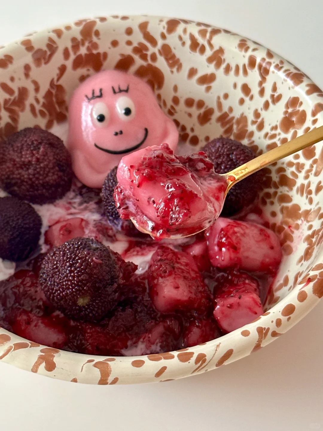 巴巴爸爸牛乳冰沙杨梅冰汤圆～