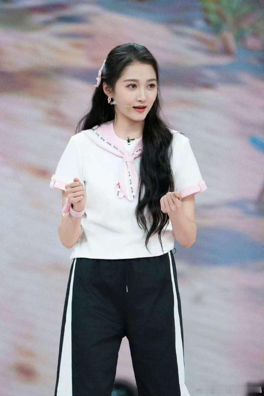 关晓彤演我上班迷迷糊糊你好星期六上班大脑宕机、跟不上流程的感受，在关晓彤这段游戏