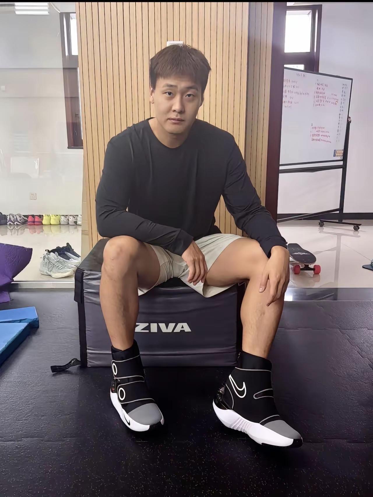 赵睿穿的鞋子是什么牌子的，弹性看上去非常好