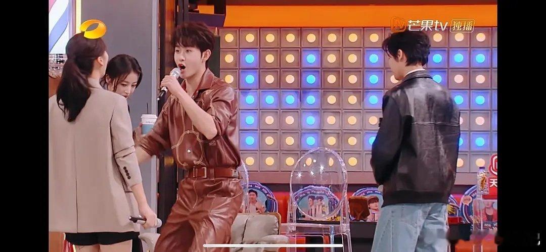 周雨彤侯明昊的表情…… ​​​