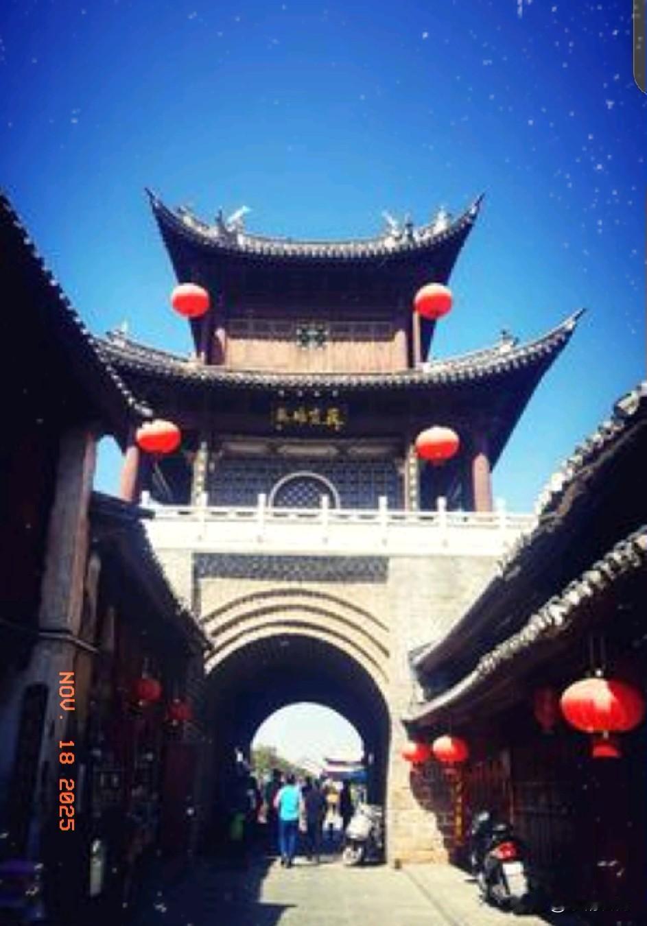 就在大理南边不远，自驾开过去一路顺畅，免费驻车地随便找，水电卫生间都齐全，停哪儿