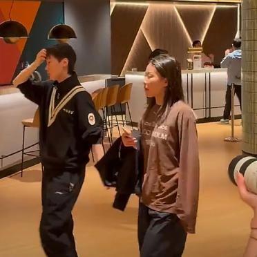 晚宴结束，王曼昱陈幸同陈熠三个人一起往回走。
酒店就在商业街旁边。
从赛场回来，