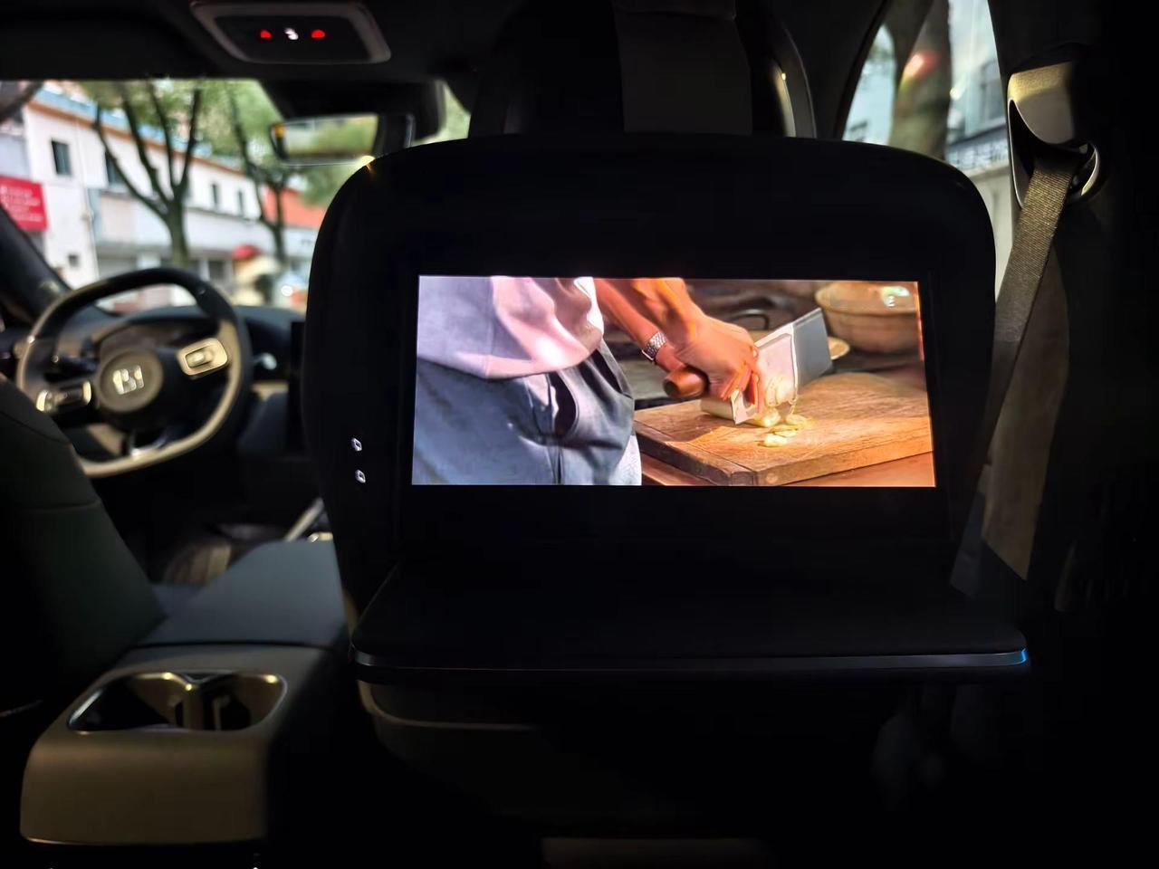 等人的时候，惬意的坐在后排看电视剧@极氪Zeekr