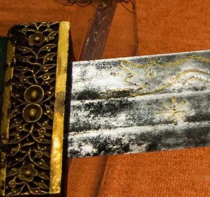 2017年，男子偷祖传宝刀来鉴宝，不料，专家仔细一看，开始直流冷汗，哆哆嗦嗦的问