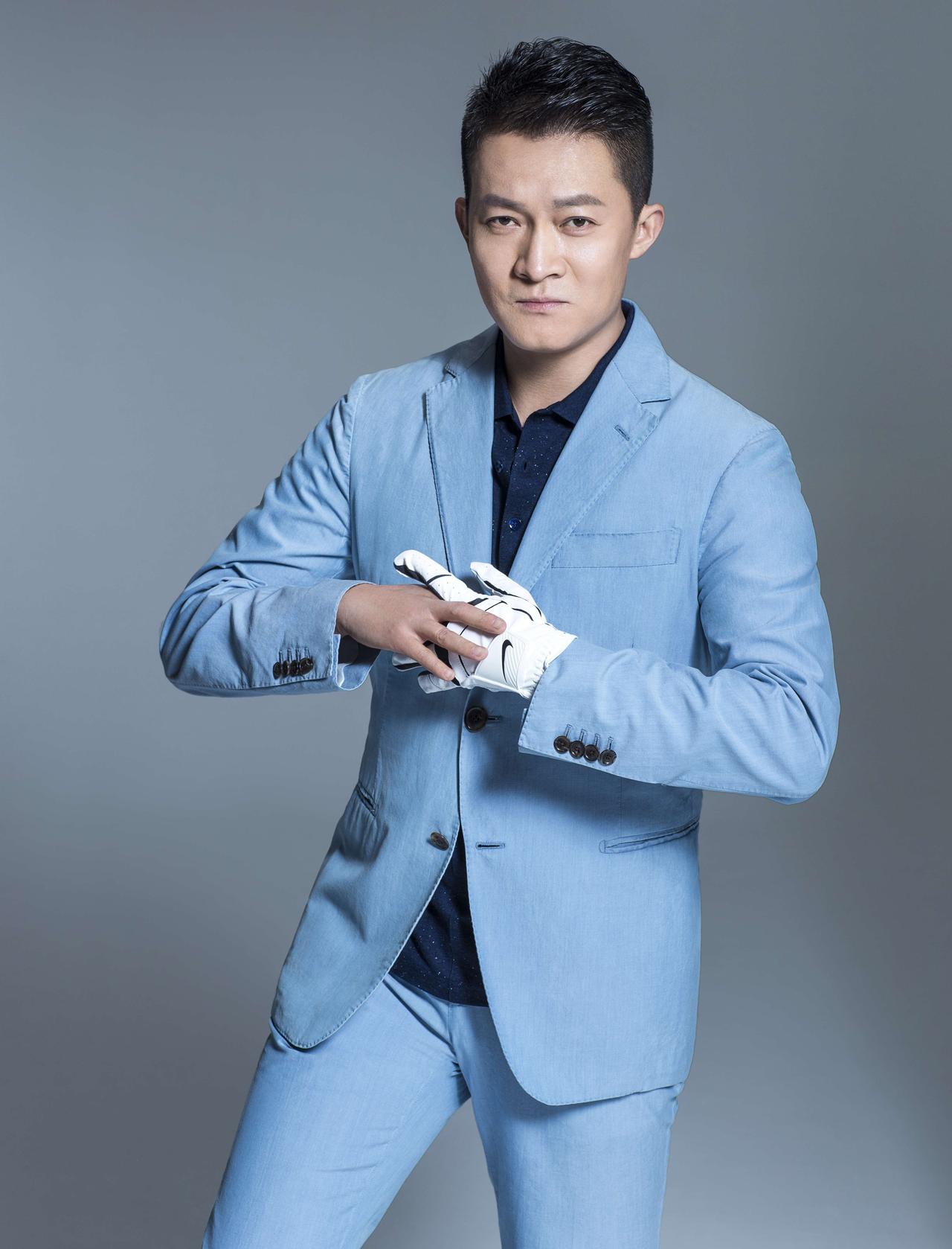 演员，杨志刚说，娱乐圈的女明星，真是啥话都敢说，我上大学的时候，拍了一部戏，跟江