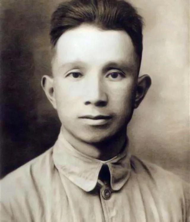 [微风]1943年，新四军团长汤景延叛变，打死三名战士，带着六百人投敌，有人提议