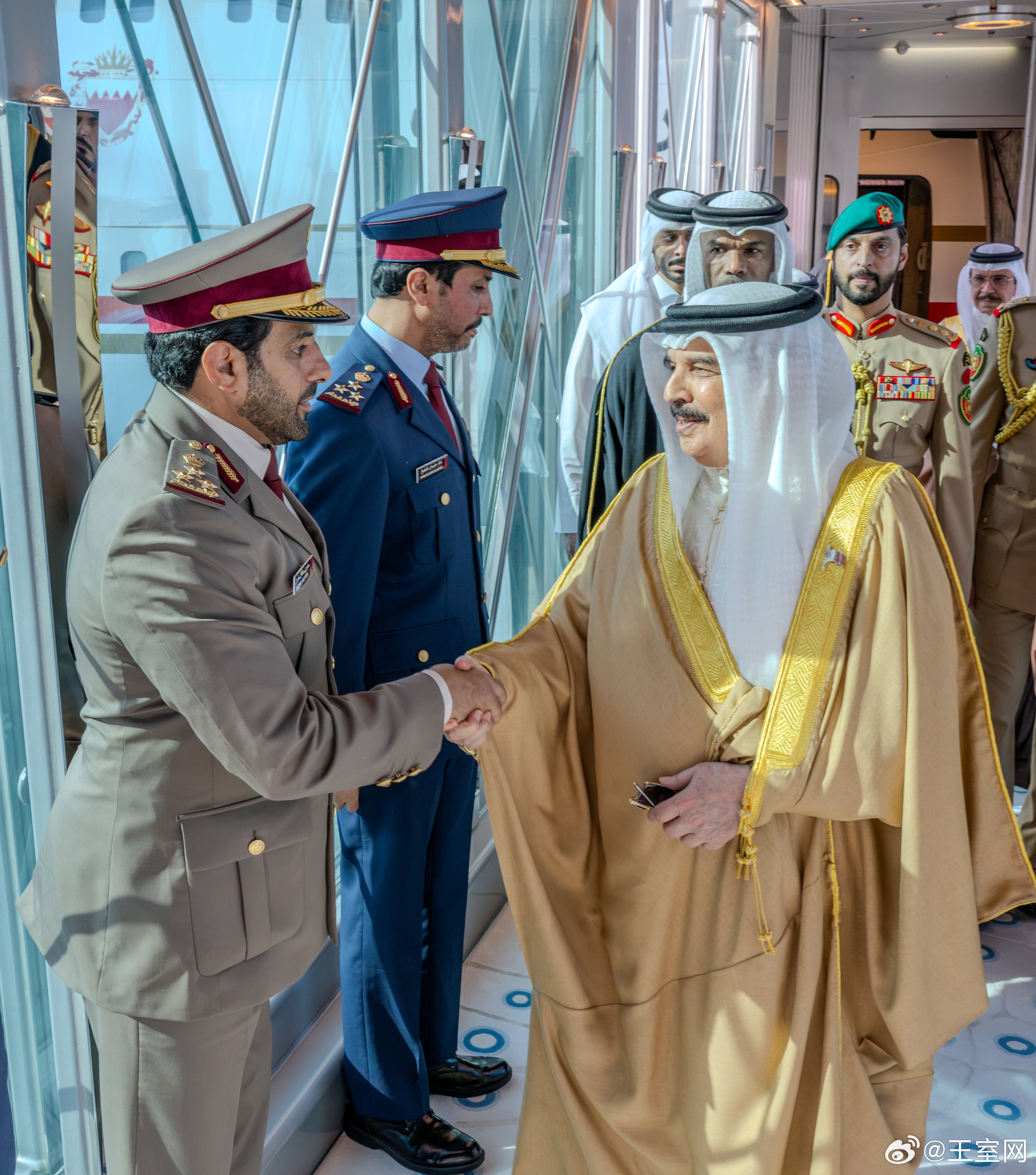巴林王室 🇧🇭巴林国王哈马德抵达多哈亲自哀悼卡塔尔前国家元首哈马德·本·哈利