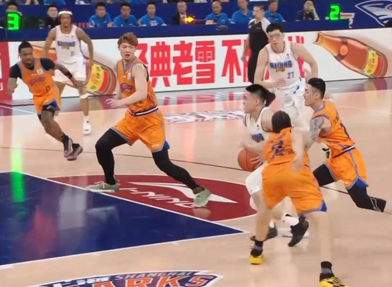 CBA半决赛京沪对决G2实时战况，古德温一人轰18分，曾凡博替补四中四得到10分