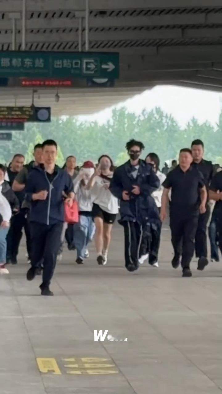 笑得有点不行了…丞磊赶高铁完全军训拉练现场哈哈哈哈哈哈哈哈哈哈哈哈哈哈 