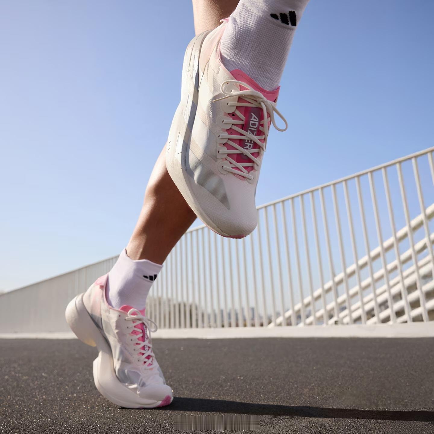 阿迪达斯的两双新推出樱花主题的 adizero 跑鞋，估计无锡马拉松、武汉马拉松