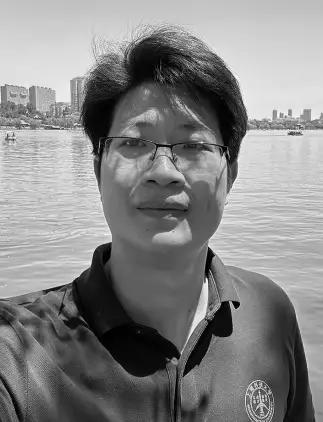 明眼人都看出来了，
现在最难过的是王晨辉的妻子，
不仅要承受着丧夫之痛，还要担心