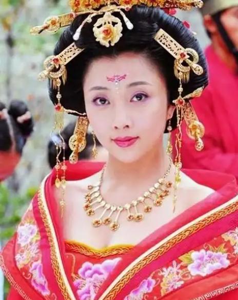 公元756年，一辈子没碰过女人的唐玄宗李隆基的宠臣宦官高力士，第一次把38岁的美