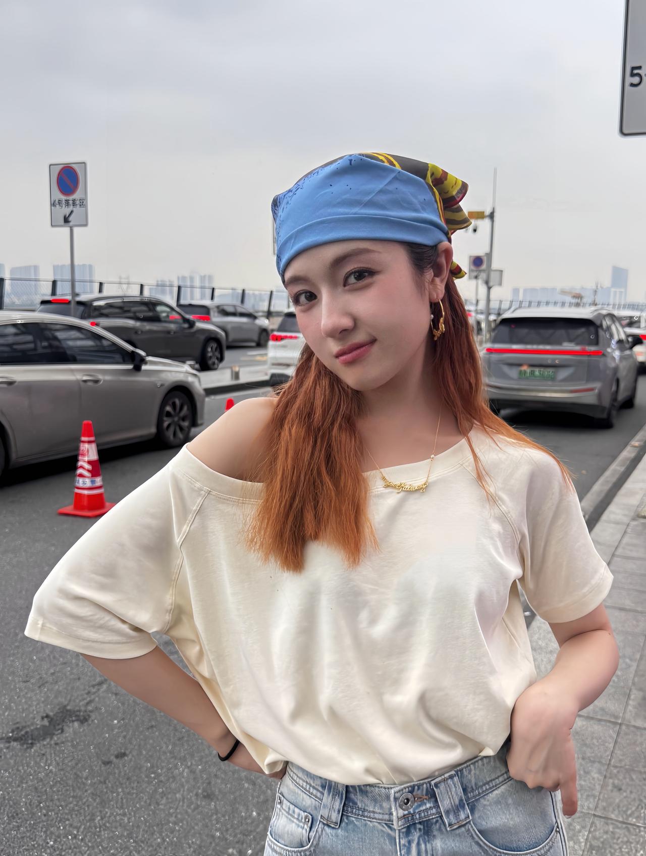 李兰迪近照，本以为她是属于邻家女孩的那种，简单的系上头巾，立马有洋气的美感了。李