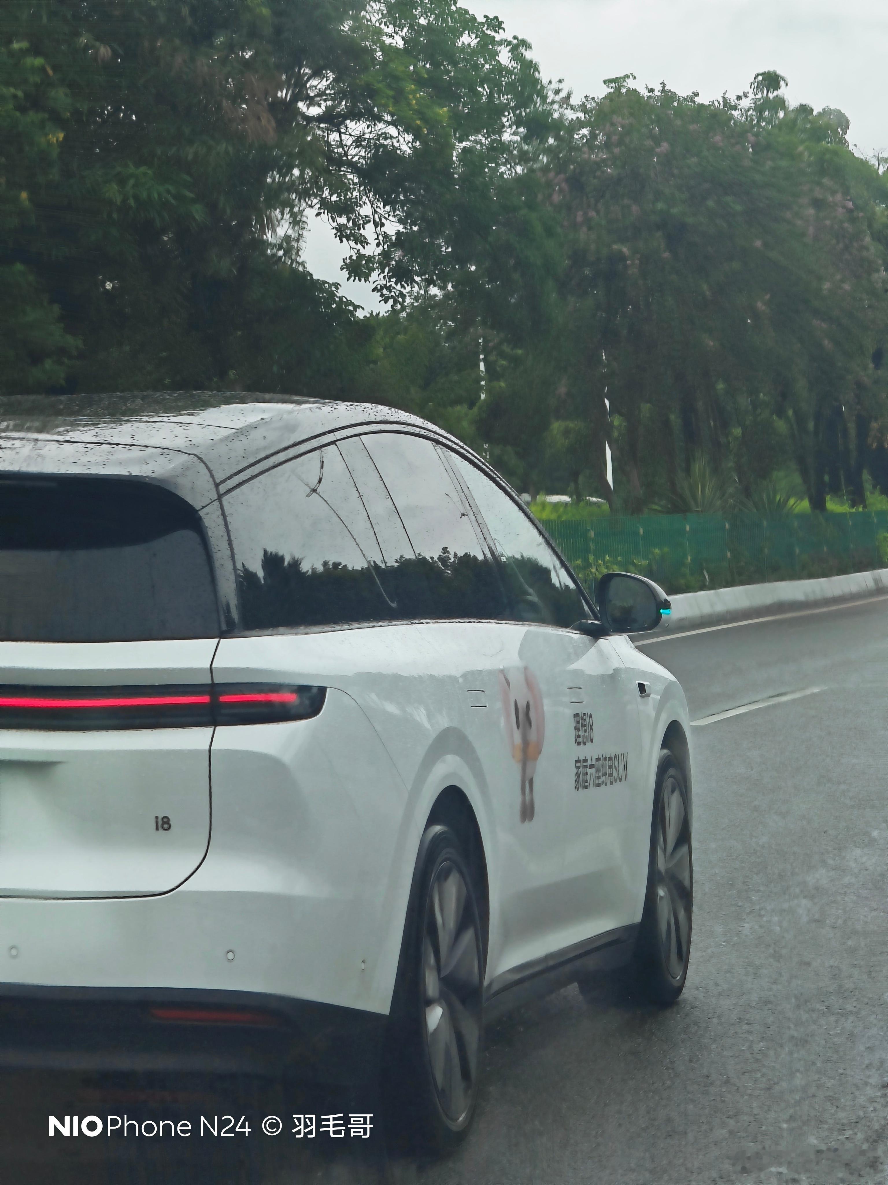 路面偶遇i8试驾车，行车姿态还不错啊电动兄弟 ​​​