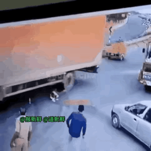 用一条腿，用来换砸人家汽车一棒！大货车挨了一重棒，不痛不痒！自己一条大腿被载满货