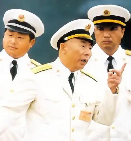张连忠是山东胶州人，1988—1996年担任海军司令员，1993年晋升上将。
他