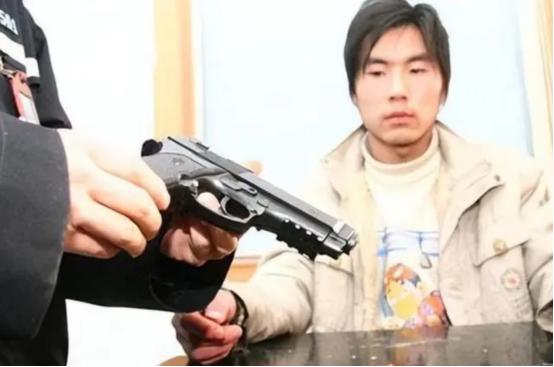 “局长藏20把真枪才判3年！”2014年，四川18岁小伙网购24支玩具枪被判无期