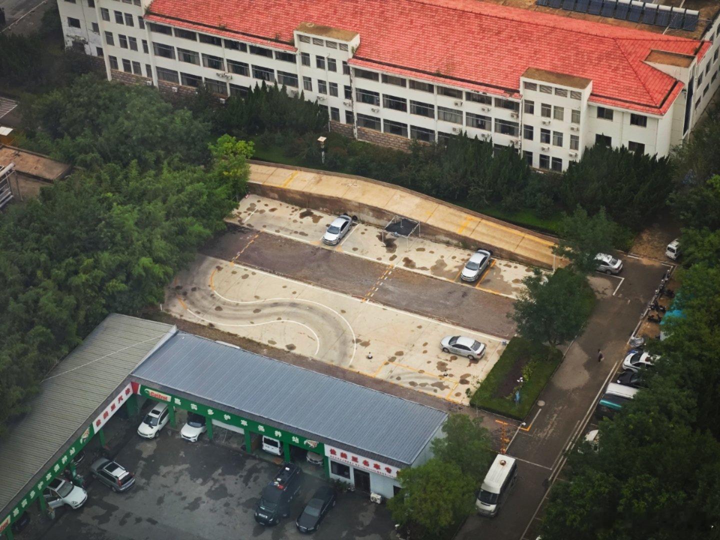 不懂就问：这就算是驾校了吗？？？[晕]撩妹不如撩车 ​​​