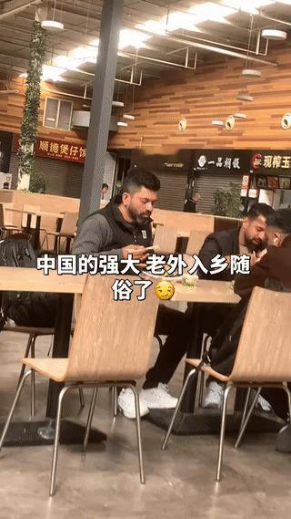 这些印度人在吃饭的时候筷子用的竟然这么熟练？
这和人们印象中那些只会用手抓着吃饭