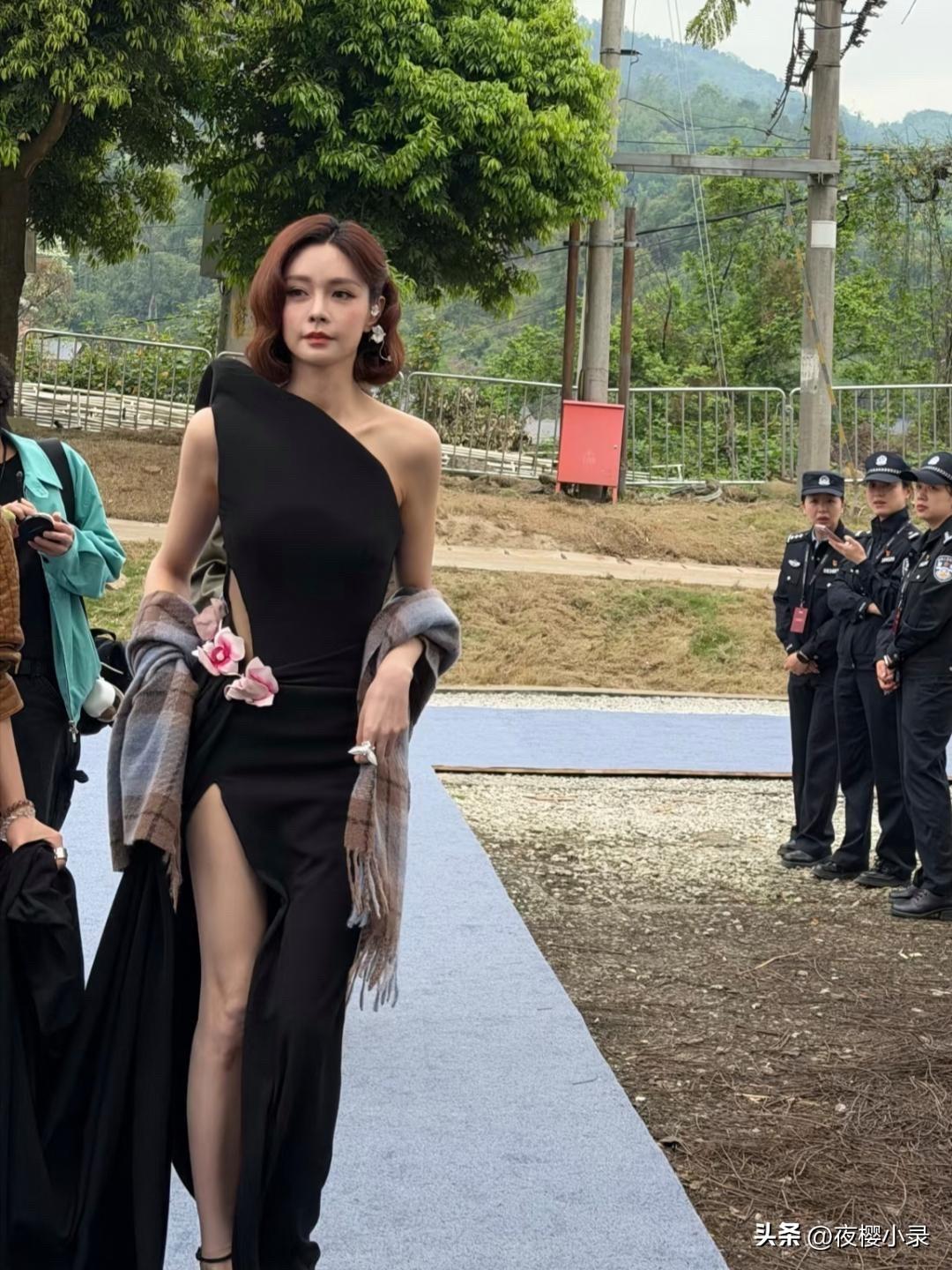 37岁沈梦辰在四川出席活动被偶遇，她穿着一条黑色高开叉裙子，身材太好了，又高又瘦