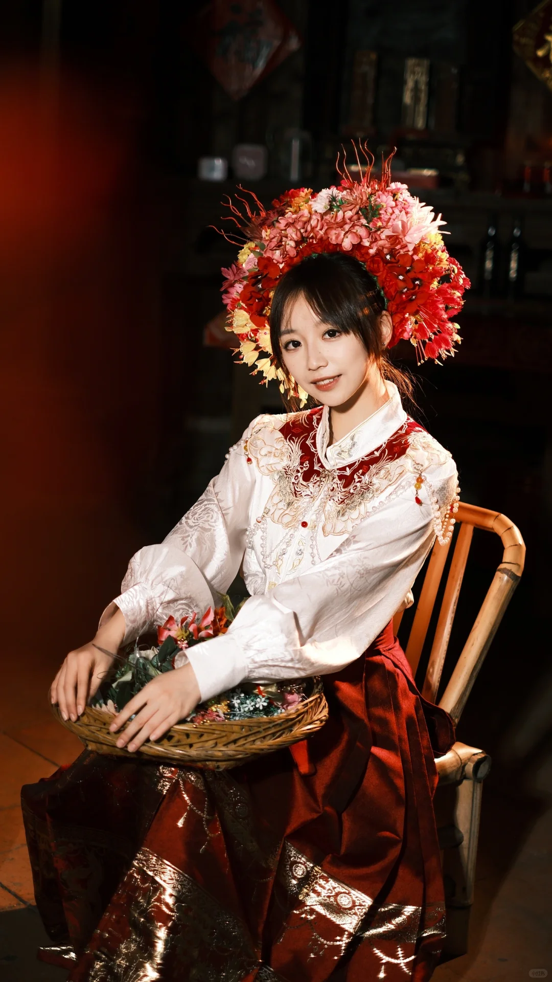 簪花映衬笑颜 美丽动人