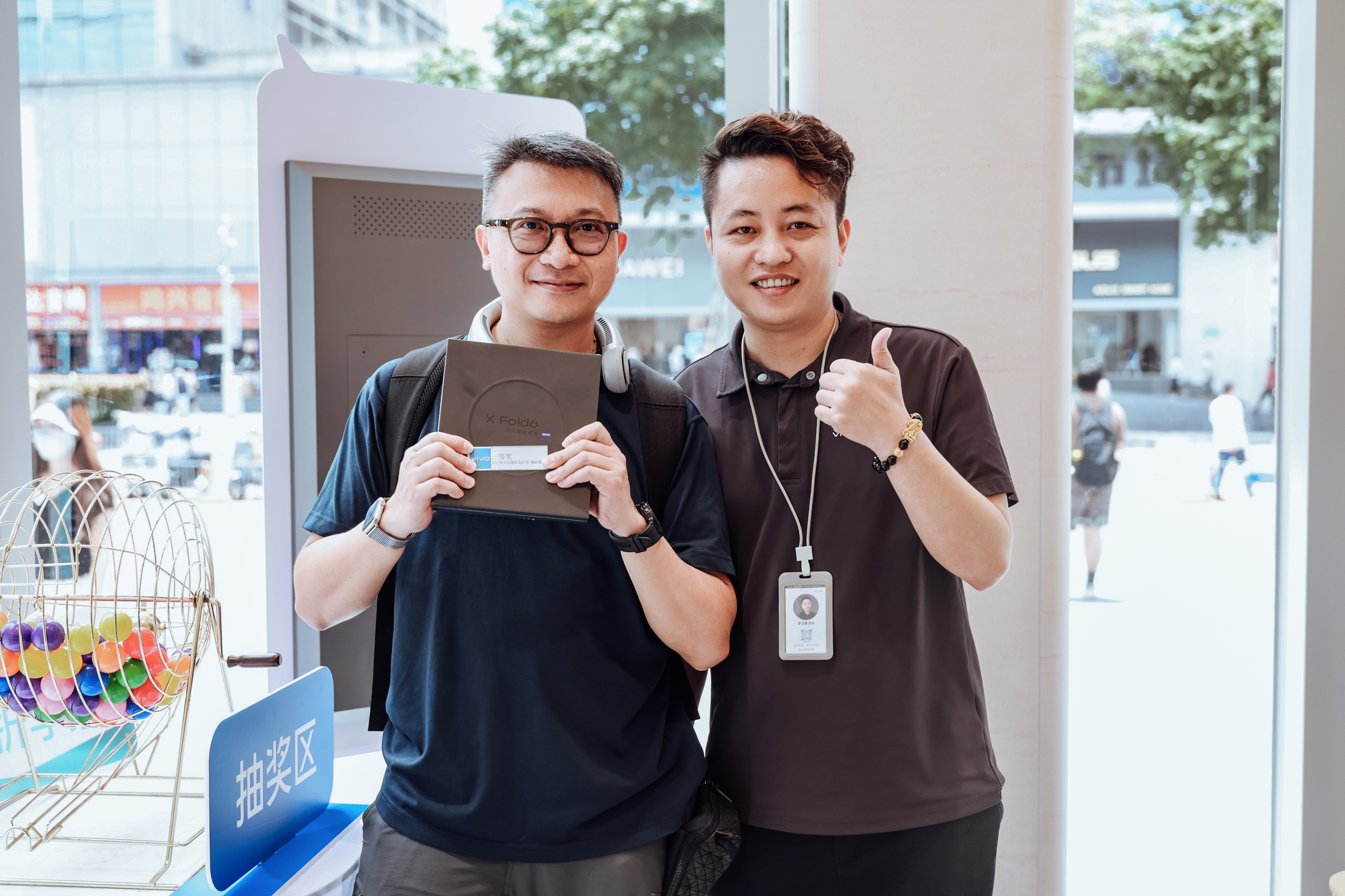 港客北上抢购国产折叠屏vivoX Fold6首销日挺火爆啊，不过也正常，7999