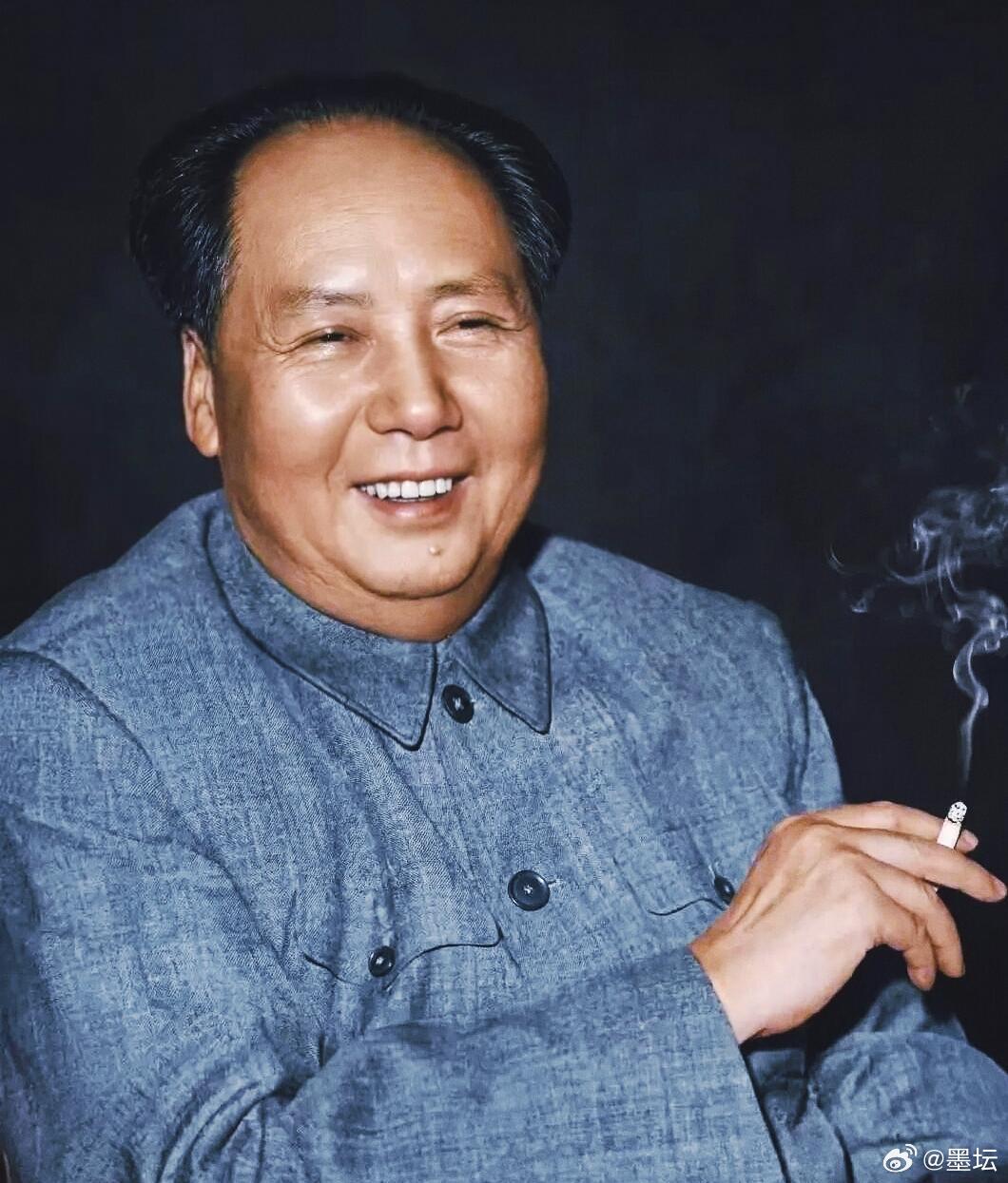 这一抹微笑，是穿越时空的温暖阳光这微笑，是给予人民的定心丸——告诉苦难中站起的民