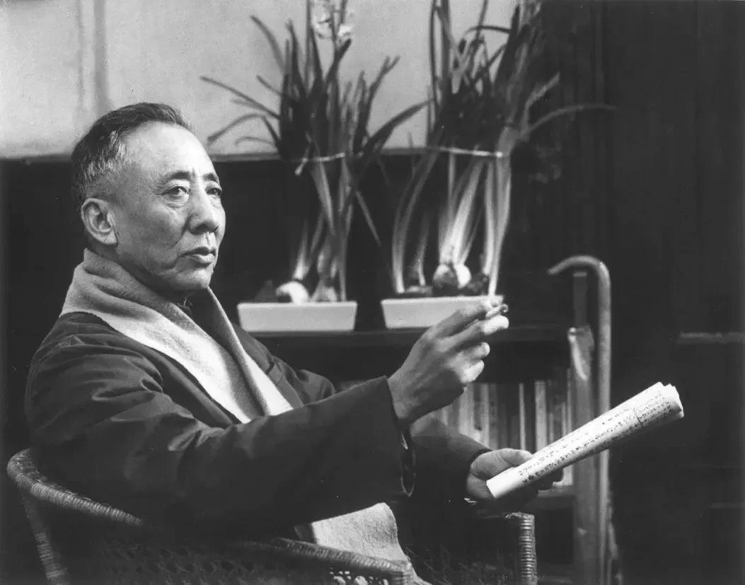 我常常把汪曾祺老和孙犁老相比：孙犁老严肃；曾祺老随和，甚至有时候透出一点“油”。