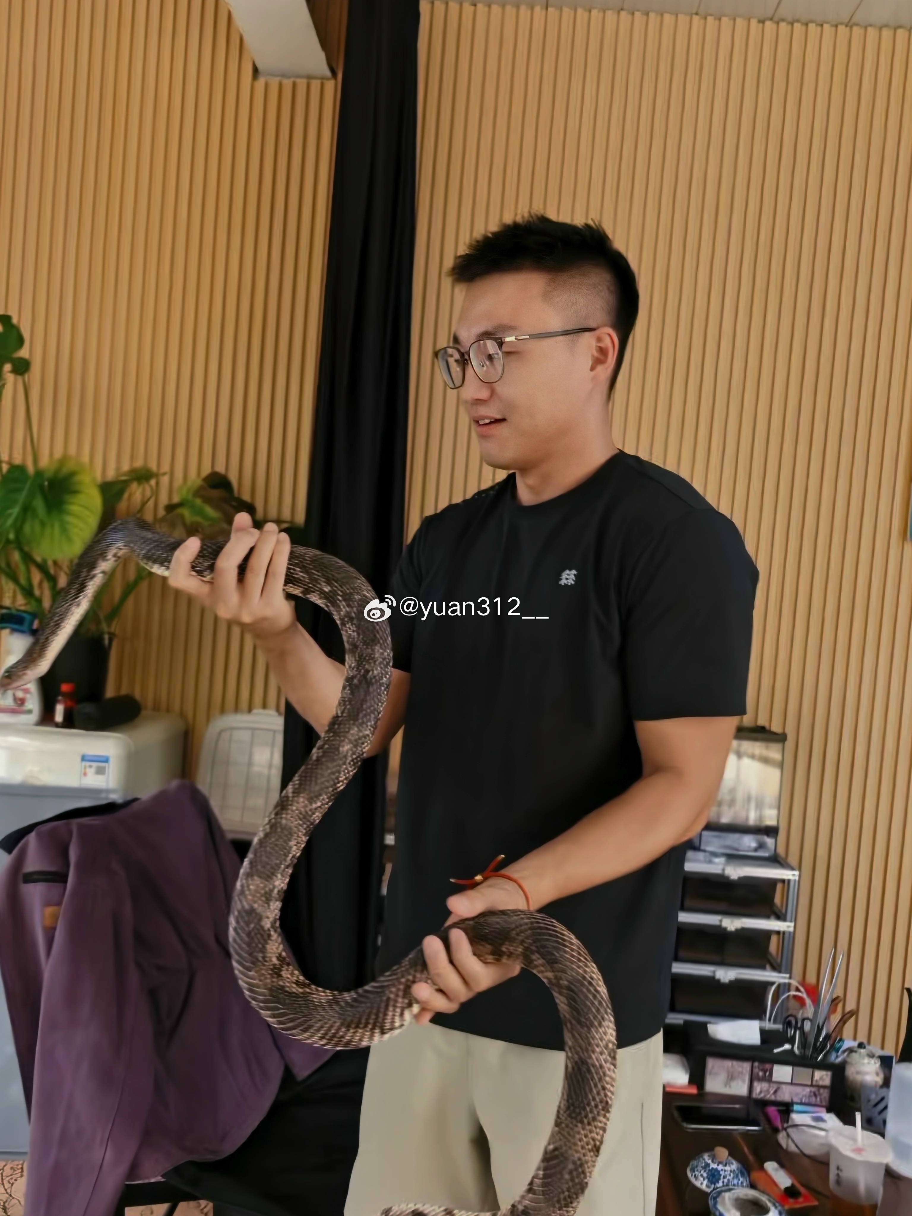 此时我俩都很紧张，生怕对方做出什么伤害自己的事 