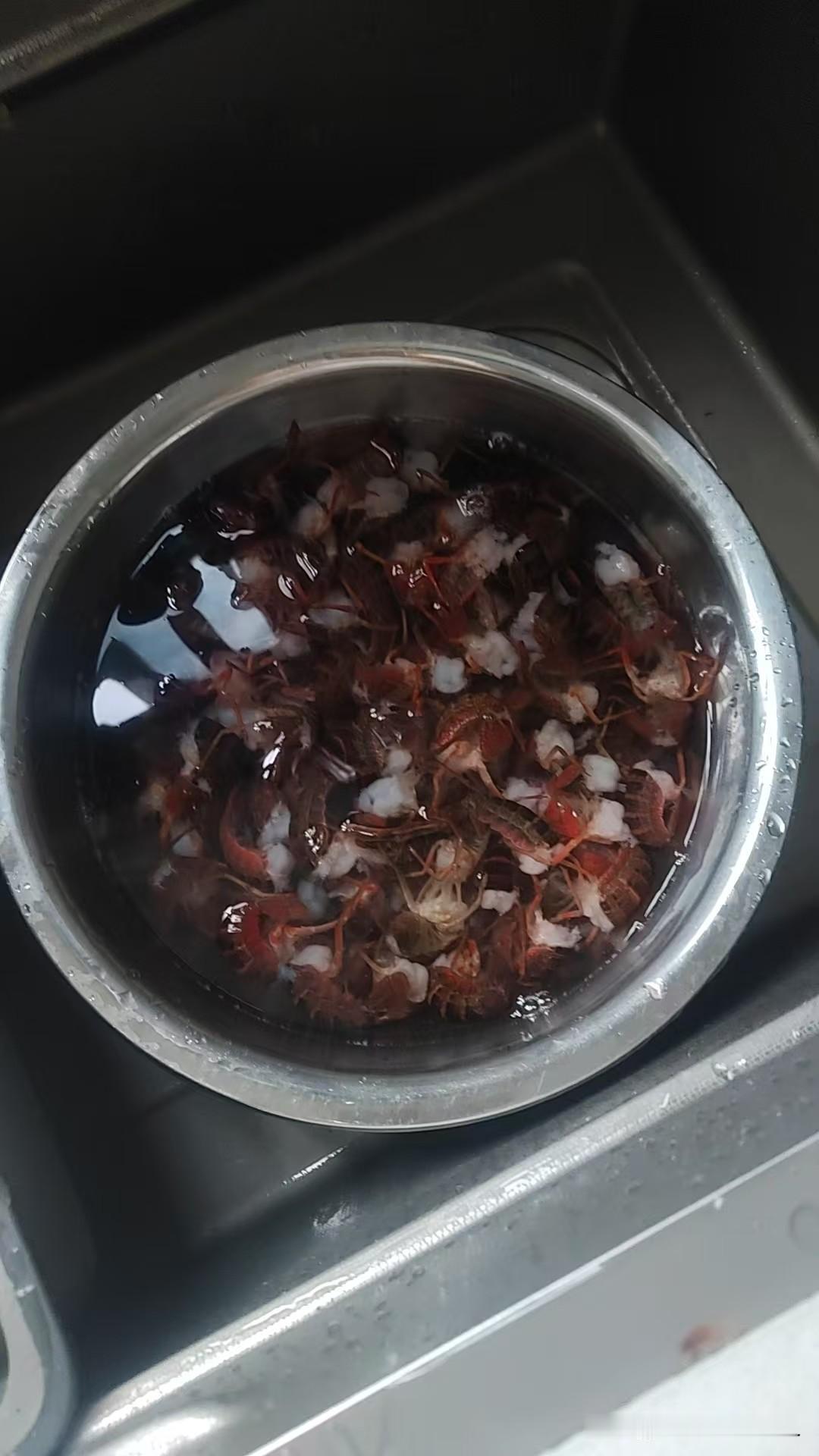 8.5一斤小龙虾买了40块的，留尾做顿虾球。