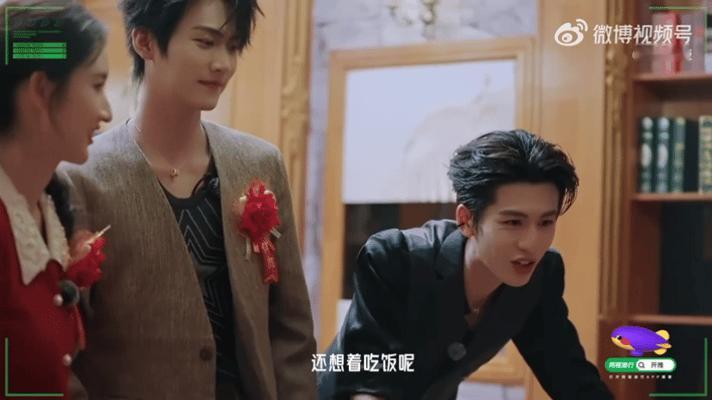 丁程鑫对张凌赫说这时候你还想着吃开始推理吧 丁程鑫吐槽张凌赫只想着吃，牛牛反驳：