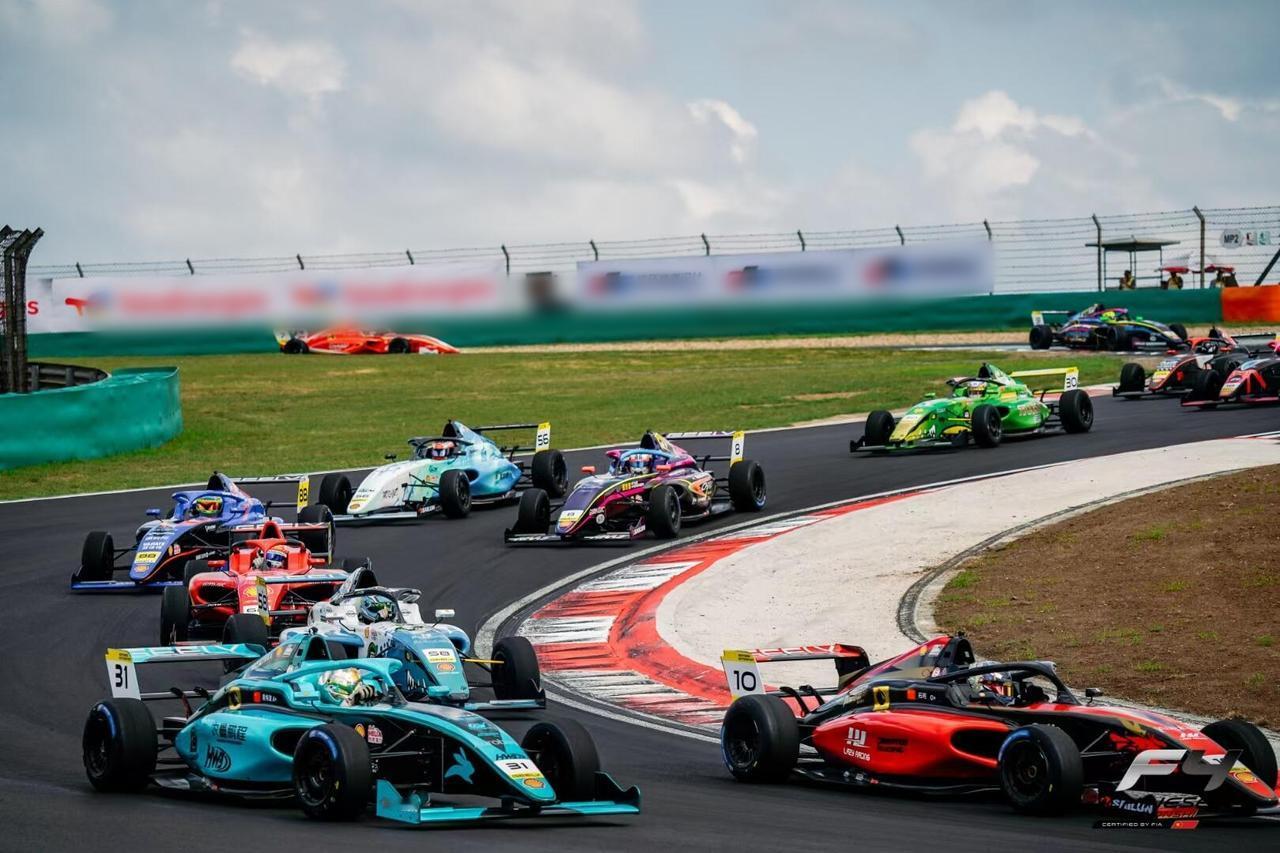 对新人来说，上海站可能不是“欢迎仪式”，更像“入学考试” 📚🏁
很多人看F4