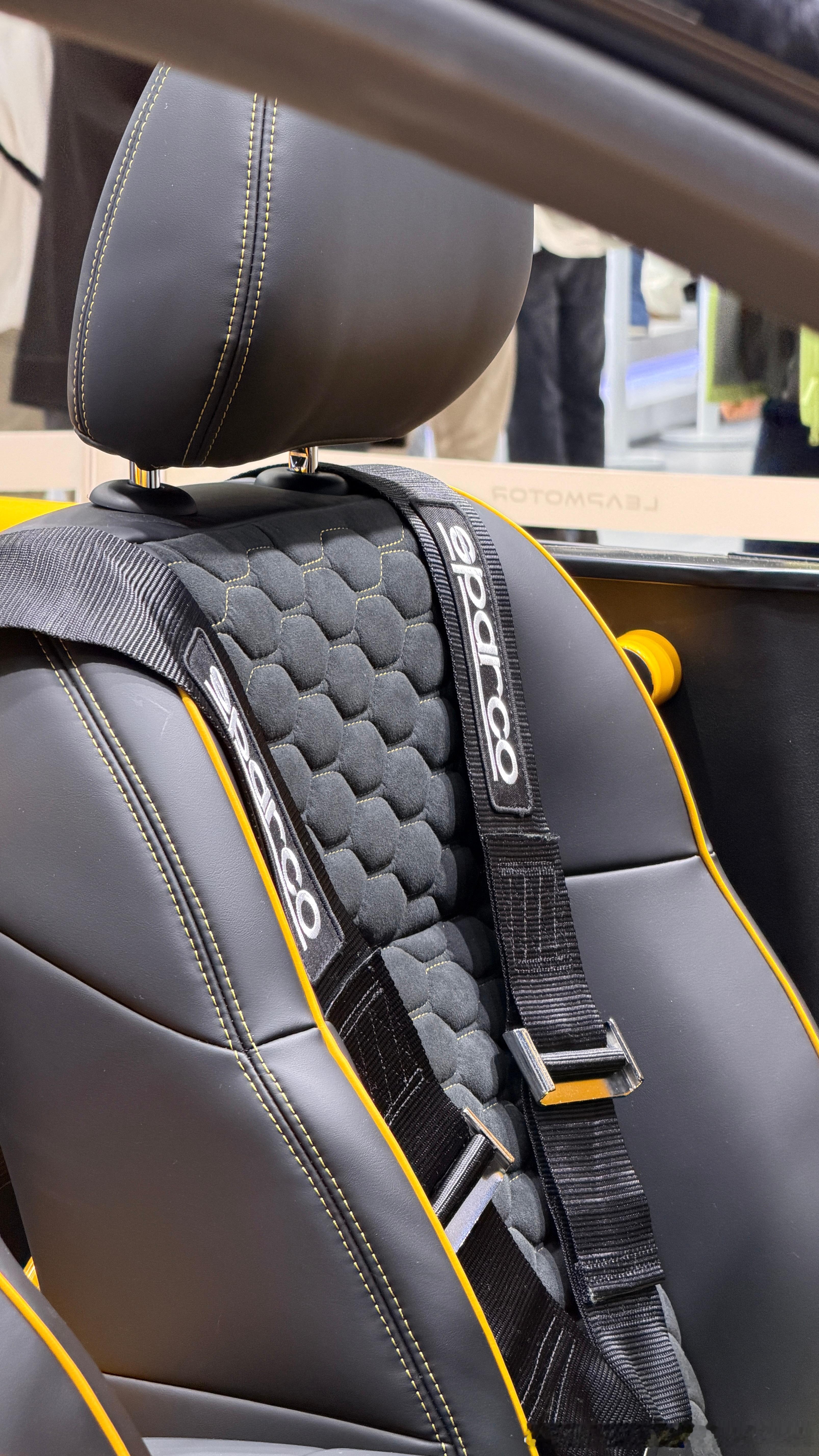 帅得一塌糊涂零跑低调办大事零跑Lafa5的四门敞篷改装版车型在2025年的广州车